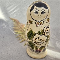 usaedvanlig-hvid-babushka-dukke-gammel-russisk-traedukke